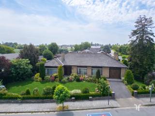 Laagbouwvilla met veel potentieel en prachtige tuin op een centrale ligging.STARTPRIJS: Elk bod boven deze startprijs, wordt voorgelegd aan de eigenaars, die al dan niet kunnen in gaan op dit aanbod.Op zoek naar comfortabel wonen op één niveau? Deze verzorgde open bebouwing combineert ruimte, licht en een praktische indeling met een uitstekende ligging (wandelafstand naar winkels, scholen, openbaar vervoer en belangrijke invalswegen).Bij het betreden van de woning wordt u verwelkomd in de ruime inkomhal met vestiaire en de lichtrijke leefruimte, dankzij de grote raampartijen.De functionele leefkeuken met handige berging biedt alle comfort voor dagelijks gebruik, verder zijn er nog 3 slaapkamers, een compacte badkamer en apart toilet.2 opritten, carport met werkplaats en garage.Dankzij de cv op aardgas ( HR ketel ), de houtcassette en de dubbele beglazing geniet u het hele jaar door van een aangenaam wooncomfort.Zinkwerk werd vernieuwd, evenals de waterleidingen en is de gescheiden riolering al voorzien.Buiten geniet u van een zonnige, fraai aangelegde tuin en terrassen waar u in rust en privacy kunt genieten.Deze woning vraagt wat opfrissingswerken, maar biedt een uitstekende basis en tal van mogelijkheden om er uw eigen droomwoning van te maken. Dankzij de solide constructie, de gelijkvloerse indeling en de gunstige ligging is dit een buitenkans voor zowel gezinnen, koppels of investeerder.Ontdek de vele troeven van deze laagbouwvilla tijdens een bezoek!Voor meer informatie contacteer Regine: 0493 112 050 - regine@correctvastgoed.be👉 Online schattingstool: https://www.correctvastgoed.be/schatting