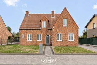 Voor meer info en foto’s, surf naar www.swevers.be – Deze ruime open bebouwing aan de Proenhofstraat 28 in Tongeren combineert een rustige, landelijke ligging met veel woonruimte en een groen uitzicht. De woning werd gebouwd in 1993, biedt 205 m² bewoonbare oppervlakte en staat op een royaal perceel van 11a 55ca. Op het gelijkvloers vind je een centrale inkomhal, een ruime woonkamer van 35,94 m² en een grote leefkeuken van 31,07 m², vernieuwd in 2015. Verder zijn er een praktische wasplaats/berging, een bureau en een afzonderlijk toilet. De eerste verdieping telt vier volwaardige slaapkamers van 14,45 m² tot 20,94 m². De badkamer, vernieuwd in 2010, beschikt over een ligbad, douche, wastafel en toilet. Een belangrijke extra troef is de volledig onderkelderde verdieping van maar liefst 105,62 m², ideaal voor stockage, hobby’s en andere praktische toepassingen. Daarnaast is er een garage van 24 m². Buiten geniet je van een noordoostelijk georiënteerde tuin, een overdekt terras en een groene, open omgeving. De tuin en oprit werden in 2019 vernieuwd. School en openbaar vervoer bevinden zich vlakbij, terwijl het centrum van Tongeren op circa 4 km ligt. Een instapklare gezinswoning met vier slaapkamers, bijzonder veel bergruimte en een rustige ligging. Voor meer informatie, bel 011 255 155. Bron bewoonbare oppervlakte: EPC – verslag.