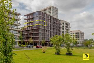 <p><span>Nieuwbouw hoekappartement met 1 slaapkamer, 2 riante terrassen en adembenemend Scheldezicht te Nieuw-Zuid!</span></p><p><span>Residentie "Huis aan de Kade" is een prestigieus nieuwbouwproject naar het ontwerp van Robbrecht & Daem architecten ('t Mas). Hier geniet u van een absolute toplocatie op 't Nieuw Zuid, van panoramische uitzichten over de Schelde en de feeërieke Antwerpse skyline alsook van het Kaaipark met stadsbos dat voorziet in een hondenweide een meerdere speeltuinen voor de (klein)kinderen. Een hoge afwerkingsgraad, hedendaags comfort, klasse en stijl gaan hier hand in hand. De spectaculaire vergezichten tillen de binnenruimte, het omvangrijke zomer- alsook het dito winterterras (overdekt) tot een ongekend niveau. Dit unieke "future-proof" appartement staat garant voor energiezuinig, zorgeloos en kwalitatief wonen en is ook uitermate geschikt als pied à terre en investering. </span></p><p><span> </span></p><p><span>Inkom-/nachthal, leefruimte & keuken:</span></p><p><span>U betreedt dit pareltje via de inkomhal met veiligheidsdeur, berging en videofoon. Het oog valt meteen op de prachtige parketvloer, dewelke is doorgelegd in nagenoeg het hele appartement. In de trendy leefruimte met open keuken die toegang verleent tot beide terrassen, wordt u overladen door een mooie natuurlijke lichtinval en omvergeblazen door de spectaculaire uitzichten. De oogstrelende "Bulthaup" keuken met eiland en zitgedeelte is afgewerkt met marmeren werkblad/spatwand en is voorzien van kwalitatieve (veelal Miele) toestellen. </span></p><p><span> </span></p><p><span>Slaapkamer, dressing, badkamer & toilet:</span></p><p><span>De master-bedroom heeft een aansluitende dressing, de muur tussenbeide kan indien gewenst eenvoudig worden opengemaakt. In de en suite badkamer met nis voor wasmachine en droogkast liggen alle aansluitingen volledig klaar. Net zoals in het aparte gastentoilet kan u nog volledig inrichten naar eigen smaak. </span></p><p><span> </span></p><p><span>Terrassen, autostaanplaats, fietsberging & kelder:</span></p><p><span>Als kers op de taart kan u genieten van een fenomenaal winterterras (overdekt met raampartijen die open kunnen) alsook van een geweldig zomerterras (samen ca. 30m²). Kortom, tijdens elk seizoen kan u wegdromen bij het sprookjesachtige uitzicht over onze prachtige Scheldestad. Aperitieven en dineren in dit zéér charmant Antwerpse kader zal telkens weer onvergetelijk zijn voor uzelf en uw gasten Een ondergrondse staanplaats kan bij aangekocht worden (€ 40.000), uiteraard een ware luxe in een stadsomgeving. De praktische kelder is inbegrepen. Ook uw fietsen kunnen veilig en droog gestald worden, zelfs uw bakfiets. </span></p><p><span> </span></p><p><span>Extra troeven:</span></p><p><span>- Toplocatie</span></p><p><span>- EPC A (85m² vloeroppervlakte + 30m² terras)</span></p><p><span>- Warmtepomp en vloerverwarming</span></p><p><span>- 1e bewoning</span></p><p><span>- EK conform</span></p><p><span>- Zomer- en winterterras- Kelder</span></p><p><span>- Autostaanplaats en fietsberging</span></p><p><span>- Fiberklaar</span></p><p><span>- 2 privatieve zonnepanelen</span></p><p><span> </span></p><p><span>*Verkoop onder 21% btw.</span></p><p><span> </span></p>