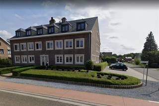 <p><span><strong>Vraag een bezoek aan via info@optimusvastgoed.be!</strong></span><br /><span><strong>TE HUUR: Ruim appartement met 3 slaapkamers te Munsterbilzen!</strong></span><br /><span>Dit appartement is gelegen op de 2de verdieping van een kleinschalig appartementsgebouw. Het is gelegen vlakbij het centrum van Munsterbilzen met alle nodige faciliteiten voor uw dagelijkse boodschappen. Het gezellige centrum van Bilzen is op 10 min rijden. Het appartement beschikt over een ruime woonkamer met veel lichtinval, ruime ingerichte keuken, badkamer met douche, apart toilet, berging en 3 slaapkamers. </span><br /><span>Het appartement beschikt tevens over een afsluitbare garage en een kelderberging.</span><br /><span><strong>Ligging:</strong></span><br /><span>De Zutendaalweg bevindt zich op 10 minuten afstand van het “Munterbos”, een natuurgebied waar het zowel voor jong als oud aangenaam vertoeven is. Het openbaar vervoer is vlot bereikbaar. Voor uw dagelijkse boodschappen kan u terecht in het centrum van Munsterbilzen, wat zich op enkele minuten afstand bevindt. Het gezellige centrum van Bilzen bevindt zich op 10 min rijden.</span><br /><span><strong>Indeling:</strong></span><br /><span>- Verdieping: inkomhal, apart toilet, ruime woonkamer, volledig ingebouwde keuken, berging, slaapkamer 1, slaapkamer 2, slaapkamer 3.</span><br /><span>- Kelder: privatieve kelderberging + afsluitbare garage.</span><br /><span><strong>Troeven:</strong></span><br /><span>- Gunstige ligging!</span><br /><span>- 3 slaapkamers!</span><br /><span>- Garage!</span><br /><span><strong>EPC: B met certificaatnummer 20240320-0003183256-RES-1.</strong></span><br /><span><strong>Vaste kosten: € 25 per maand zonder jaarlijkse afrekening.</strong></span><br /><span><strong>BESCHIKBAAR vanaf 01.12.2026.</strong></span></p>