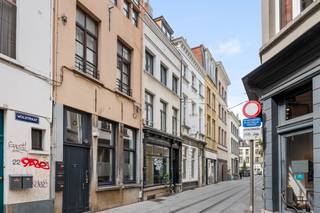 Op amper twee minuten wandelen van de Onze-Lieve-Vrouwekathedraal bevindt zich dit charmante handelsgelijkvloers. Een uitstekende locatie midden in het bruisende historische centrum van Antwerpen, waar karakter en commerciële mogelijkheden mooi samenkomen.<br /><br />Het pand beschikt over een commerciële ruimte van ca. 40 m², aangevuld met een apart toilet en een praktische kitchenette en/of werkruimte. Daarnaast is er een ruime kelderberging van ca. 15 m², ideaal voor voorraad, materiaal of extra opslag.<br /><br />Een echte blikvanger is de originele mozaïekvloer in het atelier. Dit authentieke detail geeft het pand extra charme en zorgt voor een unieke uitstraling.<br /><br />Dankzij de praktische indeling en aantrekkelijke ligging leent het handelspand zich voor verschillende commerciële activiteiten. Denk bijvoorbeeld aan een kapsalon, boetiek, brei- of handwerkwinkel, schoonheidssalon of atelier. Momenteel is het pand ingericht als kapsalon en is er reeds een aansluiting voor een wastafel voorzien. Horeca is niet toegelaten.<br /><br />Het handelspand wordt op heden verhuurd. <br /><br />Pluspunten:
<ul>
<li><span>Toplocatie in het historische centrum</span></li>
<li><span>Op wandelafstand van de Kathedraal</span></li>
<li><span>Originele mozaïekvloer</span></li>
<li><span>Zeer goed onderhouden</span></li>
<li><span>Geen gemeenschappelijke kosten</span></li>
<li><span>Ruime kelderberging</span></li>
</ul>
Interesse in deze charmante handelsruimte? Contacteer ons via 03 337 50 70 of surf naar www.vbvastgoed.be voor meer informatie of een bezoek ter plaatse.
