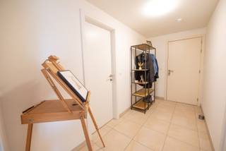 Modern duplex appartement gelegen te Machelen-Zulte (aan de Leie). Dit appartement is gelegen op de 2de en 3de verdieping en heeft volgende indeling: inkom met gastentoilet, ruime slaapkamer met douchekamer, leefruimte met open keuken ( frigo, oven, vaatwasser). Op de verdieping bevinden zich nog 3 ruime slaapkamers en badkamer. Het appartement beschikt over een zuidgericht terras ( 6m²), fietsenberging, ondergrondse autostaanplaats. Algemene kosten voorschot: + € 90/mnd.<br />Wenst u meer informatie of een bezoek, mail gerust naar anke@immoroba.be<br />! !Het appartement is gelegen in OOST-VLAANDEREN!! L'appartement est situé en Flandre orientale!<br />Niet in de omgeving van Brussel-Vilvoorde!