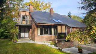 Zeer rustig gelegen villa in moderne stijl palende aan het golfdomein van Keerbergen op een perceel van 14a75ca.<br />De villa omvat: inkomhal, wc, ingerichte keuken 14m², living van 51m², garage, berging en cv-plaats.<br />Op de verdieping: ruime nachthal met bureelhoek, 4 slaapkamers (14m² met balkon, 14m², 13m² met terras en 13m² - waarvan 1 slaapkamer thans nog open ruimte), badkamer met ligbad douche, dubbele lavabo en wc, douchekamer.<br />CV op aardgas - verwarmingsketel hoogrendement condenserend recent vernieuwd in 2023.<br />EPC: 320 kWh/m² - energielabel D - UC:3562723-RES-1.<br />Het dak is 15 jaar geleden vernieuwd met natuurleien en bijkomend geïsoleerd (10cm).<br />KI: 2.035 euro. Bouwjaar: 1980. Volledig omheind met automatische poort.<br />Totale vloeroppervlakte: 245m². <br />Stedenbouw info: vergunning uitgereikt - woonpark = residentieel woongebied - verkavelingsvergunning - geen rechterlijke herstelmaatregel of bestuurlijke maatregel opgelegd - geen voorkooprecht.<br />Geen risicozone voor overstromingen- gebouwscore A - perceelscore B (heel klein gedeelte aan straat).