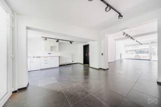 We Invest is pleased to present this superb 83 m² first floor commercial property, ideally located on Avenue Adolphe Buyl, a dynamic and...