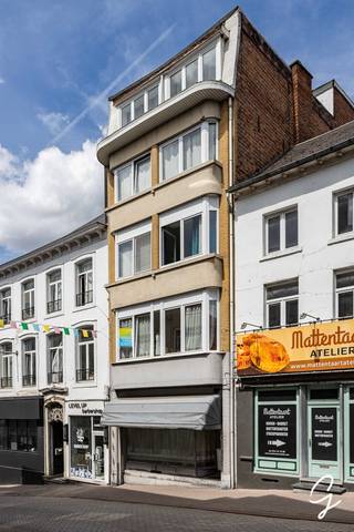 <p>Gezinswoning met mogelijkheid tot zelfstandige activiteit op topligging</p>
<p><span>Op zoek naar een ruime woning op een levendige en centrale locatie? Deze eigendom aan de markt van Geraardsbergen combineert comfort, ruimte en tal van mogelijkheden voor wie graag midden in het stadsleven woont.<br /></span><span>Op het gelijkvloers bevindt zich een veelzijdige ruimte die je volledig naar eigen wens kan invullen — ideaal als praktijk, bureau, speelruimte of atelier.<br /></span><span>De woning zelf is verrassend ruim en praktisch ingedeeld, met twee badkamers, een keuken en vijf volwaardige slaapkamers. Perfect voor grote gezinnen, co-housing of wie gewoon graag wat extra ruimte heeft.<br /></span><span>De aanwezigheid van een lift zorgt bovendien voor extra gebruiksgemak, zowel vandaag als in de toekomst.<br /></span><span>Een unieke kans voor wie ruim en centraal wil wonen met alles binnen handbereik.</span></p>
<p>Interesse? Contacteer Katrien vandaag nog voor een persoonlijke rondleiding.<br />0473/42.76.99 – katrien@cornelis-partners.be<br /><br />Bieden vanaf €249.000</p>