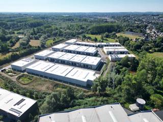 <p>Op zoek naar een volledig afgewerkte bedrijfsruimte waar je meteen aan de slag kunt? Deze bedrijfsunit van 231 m² in Business Park Wildebeek is onmiddellijk beschikbaar en biedt een moderne, functionele uitvalsbasis voor je onderneming.</p><p>Troeven:</p><ul><li><p>Volledig afgewerkt en onmiddellijk beschikbaar</p></li><li><p>Strategische ligging langs de E40, tussen Gent en Brussel</p></li><li><p>Op slechts 2,5 km van de oprit</p></li><li><p>Vlot bereikbaar via de N45 richting Ninove</p></li><li><p>Vrije hoogte van 6 meter</p></li><li><p>Automatische sectionaalpoort van 5,5 meter</p></li><li><p>Regenwaterput van 10.000 liter</p></li><li><p>Veel natuurlijke lichtinval</p></li><li><p>2 private parkeerplaatsen inbegrepen</p></li></ul><p>De unit is geschikt voor onder meer productie, opslag, logistiek of dienstverlening. Dankzij de praktische indeling en volledige afwerking kan je de bedrijfsruimte meteen in gebruik nemen.</p><p>Interesse? Neem contact met ons op voor meer informatie of plan een bezoek ter plaatse.</p>
