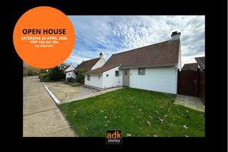 <p><strong>OPEN HOUSE - Zaterdag 25 APRIL 2026 - VAN 14u tot 16u - (op afspraak)</strong><br /><br />Ontdek dit volledig gerenoveerde en instapklare vissershuis met drie slaapkamers, waarvan één op het gelijkvloers. De woning beschikt over een ruime zuidgerichte tuin met tuinhuis, een moderne badkamer, een doordachte, volledig uitgeruste keuken en een afzonderlijke parkeerplaats.<br /><br />Gelegen in het rustige recreatiepark te Adinkerke – De Panne, aan de rand van het betoverende natuurreservaat Calmeynbos en op slechts 3 km van het strand en de zee, geniet deze woning van een uitzonderlijke ligging.<br /><br />De woning biedt een kwalitatieve afwerking en doordachte indeling de ideale mix van comfort, rust en vakantiegevoel — perfect als tweede verblijf of voor vakantieverhuur aan zee.</p>
