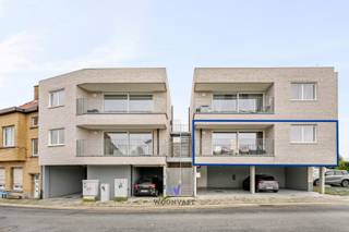 Cet immeuble de petite taille, composé de seulement quatre appartements dont trois sont encore disponibles, offre une combinaison exceptionnelle...