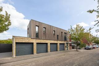 <p><span>In een autoluwe straat, pal in het centrum van Maria Ter Heide en toch dicht bij groen bieden wij u dit recent (bouwjaar 2000)appartement met 1 slaapkamer en ruim zonneterras.</span></p><p><span>Het appartement bevindt zich op de 1ste verdieping boven garage complex. Het beschikt over een gunstig EPC label, is prima onderhouden en voorzien van alle hedendaags comfort. Tevens is er een auto staanplaats mee inbegrepen. Zowel interessant voor alleenstaanden als ook als investering. Boek dus snel uw afspraak en kom zeker niet TE LAET!</span></p><p><span>Opmerking</span><span>: Samen met dit appartement kan men ook het aanpalend gelijkvloers appartement met 2 slaapkamers en tuin aankopen met bijhorende auto staanplaats + gelijkvloers kantoor/praktijkruimte met aansluitend grote berging. (zie op onze website of contacteer ons voor verdere informatie)</span></p><p><span> </span></p>