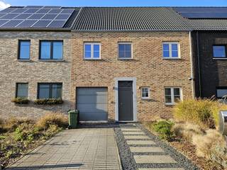 <p><span>Recente ééngezinswoning met centrale ligging in een rustige wijk.</span></p><p><span>Deze wijk is autoluw en voorzien van een gezellige speeltuin die je kan zien liggen van uit de woning.</span></p><p><span>De woning heeft een ruime inkom met apart toilet, een vestiaire en toegang tot een garage met wasplaats.</span></p><p><span>Er is een mooie lichtrijke leefruimte die via een groot schuifraam zicht geeft op een groot terras en een gezellige tuin.</span></p><p><span>De leefruimte biedt voldoende ruimte voor een ruim salon en een gezellige eetplaats. Deze eetplaats loopt over in een keuken die voorzien is van veel bergruimte alle nodige ingebouwde toestellen ( Frigo, microgolf, oven, XL inductie kookplaat, afwasmachine,...)</span></p><p><span>De tuin is aangelegd en makkelijk te onderhouden.</span></p><p><span> </span></p><p><span>Via de nachthal op de 1e verdieping bereiken we een ruime badkamer met dubbele wastafel, een extra toilet, een bad en een aparte douche.</span></p><p><span>Daarnaast zijn er 3 ruime slaapkamers waarvan 1 slaapkamer voorzien is van een dressing ruimte.</span></p><p><span>Via een luik kan men op de zolder nog handig gebruik maken van handige opslag ruimte.</span></p><p><span>Voor de woning is er een oprit met plaats voor 1 wagen. Parkeren in de straat is ook altijd mogelijk.</span></p><p><span> </span></p><p><span>Beschikbaar vanaf 15/2/2026 voor een lange duur huurovereenkomst.</span></p><p><span>De woning zal niet bemeubeld zijn. verlichting en gordijnen zijn wel voorzien.</span></p><p><span> </span></p><p><span>Interesse? Vraag uw bezoek aan via onze website.</span></p>