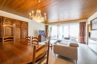 Op de eerste verdieping van een kleinschalige residentie, zonder syndicuskosten, bevindt zich dit aangename appartement. Het gebouw telt slechts...