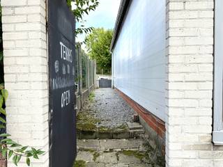 Ontdek dit veelzijdige handelspand met tal van mogelijkheden, gelegen op een perceel van maar liefst 600m². Met een bruikbare binnenruimte van 60...