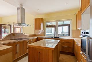 <strong>Ruime woning met veel mogelijkheden, bestaande uit 2 appartementen.</strong><br /><span>Appartement op het gelijkvloers en verdieping niveau tuin:</span> <br />Gelijkvloerse verdieping: Inkomhal met ingebouwde vestiairekast, WC, ruime living en groot overdekt terras. <br />Niveau tuin: Hall met inbouwkast en toegang naar de koer/tuin, 2 slaapkamers, waarvan 1 met dressing en ruime badkamer voorzien van groot ligbad, inloopdouche, Wc en dubbele lavabo.<br /><span><span>Appartement op de eerste verdieping:</span></span><br />Eerste verdieping: Inkomhal, living met open keuken, 2 slaapkamers en badkamer.<br />Buiten: 3 autostaanplaatsen voor het gebouw.<br />Extra info: Elektrische installatie is conform, Ideaal voor een kangoeroewoning !