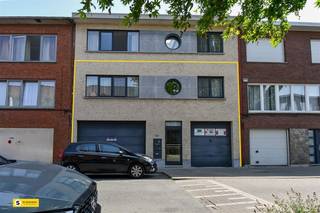 <p><span>Gelegen in het hart van Deurne, biedt dit appartement 's gebouw/opbrengst eigendom een ideale combinatie van comfort en functionaliteit. Met een royale bewoonbare oppervlakte onderverdeeld in </span><span>2 appartementen en 2 garages, garage 1: 24m ², garage 2 : 85 m ². Eerste en tweede' verdieping telkens een appartement ( 90 m ² ) met living, keuken, 2 slaapkamers, badkamer, apart toilet en terras van 10m ². Tuin: 80 m ²</span><span> , biedt dit gebouw vier ruime slaapkamers en twee goed uitgeruste badkamers. Perfect voor gezinnen die op zoek zijn naar ruimte en privacy.</span></p><p><span> </span></p><p><span>Zowel appartement op eerste en tweede verdieping zijn uitegrust met ruim zuid georiënteerd terras. </span></p><p><span> </span></p><p><span>De woonruimte straalt gezelligheid uit met een prachtig ingerichte woonkamer die baadt in natuurlijk licht, dankzij de grote ramen. De keuken is praktisch uitgerust en beschikt over voldoende opbergruimte, ideaal voor het bereiden van heerlijke maaltijden.</span></p><p><span> </span></p><p><span>Een van de unieke verkoopargumenten van deze opbrengst eigendom zijn een ruim magazijn 78 m² en een aparte garage 24 m², die niet alleen parkeergelegenheid bieden, maar ook extra opslagruimte. Verder hebben we een fraai onderhouden tuin, die een groene oase creëert voor ontspanning of gezellige avonden met vrienden en familie.</span></p><p><span> </span></p><p><span>De slaapkamers zijn ruim en comfortabel, elk voorzien van voldoende kastruimte. De badkamers zijn modern en functioneel, met dubbele wastafels voor extra gemak op drukke ochtenden.</span></p><p><span> </span></p><p><span>Totale huuropbrengst circa 2007.15 euro/mnd. Bouwjaar kadastrale legger 2001 = geen asbest attest nodig.</span></p><p><span> </span></p><p><span>Met zijn centrale ligging biedt deze woning gemakkelijke toegang tot lokale winkels, scholen en openbaar vervoer. Een perfecte balans tussen stedelijk wonen en landelijke rust. Mis deze unieke kans niet om eigenaar te worden van dit prachtige pand in een gewilde buurt!</span></p><p><span> </span></p><p><span> </span></p>