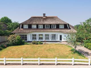 Bent u op zoek naar een unieke woonoplossing die ruimte, comfort en flexibiliteit combineert? <br /><br />Homixx Vastgoed stelt deze uitzonderlijke open bebouwing voor aan de Liersesteenweg in Sint-Katelijne-Waver. Dit unieke eigendom is perfect in te richten als kangoeroewoning, tweewoonst, of woning met praktijkruimte. Het geheel is gelegen op twee percelen met een totale grondoppervlakte van 1.472 m² en biedt een prachtig, rustgevend uitzicht op het achterliggende groen.<br /><br />De eerste woning beschikt over een comfortabele bewoonbare oppervlakte van 177 m², terwijl de tweede een royale 192 m² aan leefruimte biedt. Beide entiteiten zijn praktisch ingedeeld en voorzien van een keuken, grote leefruimte, inkom, badkamer en apart gastentoilet. De aanwezigheid van grote ramen zorgt in elke unit voor een optimale lichtinval en een aangenaam binnen-buitengevoel. Per woonunit zijn er bovendien drie tot vier volwaardige slaapkamers aanwezig, wat de woning uitermate geschikt maakt voor grotere gezinnen. (7 in totaal) Het rieten dak zorgt voor een goed binnenklimaat en prima isolatie, ook akoestisch! <br /><br />De woning is ook uitgerust met een zolder en een kruipkelder, wat voor extra stockageruimte/ technische mogelijkheden zorgt. Buiten kan u ontspannen op het terras met zicht op de grote tuin. Uw wagens parkeert u moeiteloos in een van de garages, of gewoon vooraan.<br /><br />Met een gunstige EPC-score C voor beide units geniet u bovendien van een energiezuinige basis. <br />Dit is een zeldzame kans op een toplocatie!