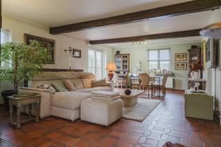 Disposition de la maison :Rez-de-chaussée :- Hall d'entrée avec toilettes séparées pour les invités - Espace de vie spacieux et lumineux avec vue...