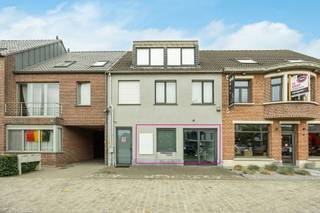 Dit mooi en goed gelegen pand is momenteel voorzien als kantoor maar kan ook ingericht worden als winkelruimte met vitrine.<br />De gevelbreedte is 5 meter maar het pand verbreedt na ca. 4 meter naar 6,5 meter (zie plan bijgevoegd bij de foto's).<br />Het is een heel verzorgd pand en heeft een gepolierde zwarte vloer, glazen wanden scheiden de kantoorruimten. Vooraan is een technische ruimte met uitgebreid alarmsysteem. <br />Momenteel zijn er 4 kantoren voorzien van kantoormeubilair.<br />De keuken is gelegen aan de tuinzijde zodat je samen met collega's gezellig kan lunchen in de tuin. Er is eveneens een tuinhuis.<br /><br />In principe is het pand instapklaar.<br /><br />De ligging in het centrum van Stabroek nabij de Haven en A12 is perfect voor elke activiteit zoals advocatenkantoor, dokterspraktijk, etc. ..... Wie graag een vitrine / raam wil kan deze makkelijk verwerken in de gevel.<br /><br />Contacteer Vastgoed03 voor een bezoek ter plaatse! 03/568.03.03