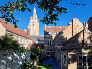 <p>Ben je op zoek naar een uitzonderlijk ruime woning in het hart van Brugge waar elk gezinslid z'n eigen plekje heeft? Deze charmante stadswoning ligt op een absolute toplocatie in het begeerde Onze-Lieve-Vrouwekwartier.<br />Met een royale bewoonbare oppervlakte van maar liefst 208 m², 6 volwaardige slaapkamers, een grote groene tuin én een aanpalende garage is dit de perfecte match voor grote gezinnen, nieuw samengestelde gezinnen of wie op zoek is naar ruimte om wonen en thuiswerken te combineren.<br />De belangrijkste troeven van de woning: 6 volwaardige slaapkamers: Ruimte in overvloed! Iedereen geniet van een eigen plek. Ideaal voor grote of samengestelde gezinnen, of als combinatie met een thuiskantoor, dressing of hobbyruimte.<br />Energiezuinig en toekomstgericht (EPC-score C): Dankzij de gunstige EPC-score C voldoet de woning aan de huidige energienormen en geldt er geen renovatieverplichting.<br />Recente keuken: Modern, ruim en met een prachtig zicht op het terras en de tuin.<br />Recente badkamer: Voorzien van alle hedendaagse comfort.<br />Grote leefruimte: Een lichtrijke en gezellige woonkamer met direct zicht én toegang tot de tuin.<br />Grote, groene stadstuin: Een zeldzame luxe in de Brugse binnenstad! Een heerlijke, rustige buitenruimte waar kinderen veilig spelen en je in alle privacy van het groen geniet.<br />Aanpalende garage: Nooit meer zoeken naar een parkeerplek in het centrum. Je beschikt over een eigen private garage direct aan de woning voor een wagen, fietsen en extra opbergruimte.</p><p>Toplocatie: Onze-Lieve-Vrouwekwartier ("Gouden Driehoek")<br />De ligging brengt het beste van twee werelden: de rust en charme van een van de mooiste buurten van Brugge, gecombineerd met alle voorzieningen op wandelafstand: Diverse basisscholen en secundaire scholen (zoals de Frères en Sint-Andreas) bevinden zich op slechts enkele minuten wandelen. Winkels en boodschappen: Ambachtelijke bakkers, slagers en lokale kwaliteitswinkels liggen om de hoek. Station Brugge: Slechts 5 minuten fietsen.</p>