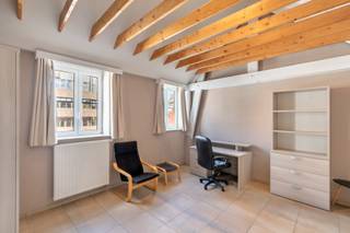 Deze bemeubelde studentenkamers zijn gelegen in een verzorgd studentengebouw met +/- 13 studentenkamers. Elke kamer is standaard bemeubeld maar alle kamers zijn verschillend van indeling en grootte. Deze studentenkamers zijn strategisch gelegen en bevinden zich over het busstation en het treinstation van Leuven en op wandelafstand van het bruisende stadscentrum (winkels, restaurants, sportfaciliteiten…) en in de onmiddellijke omgeving van campussen.<br /><br />Elke verdieping bestaat uit 6 studentenkamers met een gemeenschappelijke eetplaats, gemeenschappelijke geïnstalleerde keuken, terras en gemeenschappelijk sanitair. Deze gemeenschappelijke ruimtes moeten gedeeld worden met 5 medestudenten.<br />Dankzij de gemeenschappelijke keuken, eetplaats en het gemeenschappelijke terras zal je snel kennis maken met de medebewoners.<br /><br />Alle kamers zijn beschikbaar vanaf 15 september 2025.<br />Kamer 104: basishuurprijs 570 EUR incl. internet + maandelijkse provisie van 70 EUR voor EGW (elektriciteit, gas en water)<br />De studentenbelasting (éénmalige kost) van 118 EUR wordt apart aangerekend.<br /><br />Heeft u interesse in deze studentenkamers? Contacteer ons voor meer informatie of een bezichtiging ter plaatse! info@covas.be // 016 40 60 20 // www.covas.be