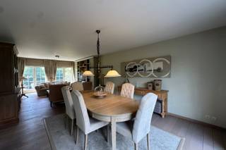 Cozy house with three bedrooms and a south-facing garden located in a quiet area.<br /><br />Layout of the property:<br />Entrance hall with separate WC and cloakroom. Bright living room leading to a terrace at the front and back. Fully equipped open kitchen. Master bedroom with built-in wardrobes, bathroom with double sink, bathtub, and shower. Second bedroom with double bed. Third bedroom with double bed. Shared bathroom in the hallway (sink, shower). Toilet in the hallway. Sunny garden with two terraces.