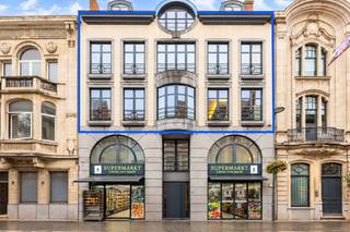 Wonen in het centrum van Lier, met de ruimte en privacy van een villa. Dit uitzonderlijke triplex-appartement van ca. 450 m² strekt zich uit over drie volledige verdiepingen en combineert luxueuze afwerking met ruime terrassen en een volledig zelfstandig gastenverblijf. Optioneel kunnen één of meerdere overdekte parkeerplaatsen worden bijgekocht.<br /><br /><strong>Ligging:</strong><br />Het appartement ligt in het gezellige centrum van Lier. Winkels, horeca en cultuur liggen op wandelafstand, en trein, bus en tram zijn vlakbij. Ook natuur- en sportvoorzieningen en de belangrijkste uitvalswegen zijn vlot bereikbaar.<br /><br /><strong>Indeling:</strong><br />Het triplex beslaat de 2e, 3e en 4e verdieping en is bereikbaar met lift en trap.<br /><br /><em>2e verdieping – leefverdieping (ca. 167 m²)</em><br />Een ruime en lichtrijke leefruimte met een luxueuze, volledig ingerichte keuken en eethoek, een aparte dining room en een gezellige bureau- of leeshoek. Zowel de dining room als de bureauruimte geven toegang tot een ruim terras.<br /><br /><em>3e verdieping – nachtverdieping (ca. 164 m²)</em><br />Een riante masterbedroom met grote dressing en een stijlvolle badkamer met ligbad, inloopdouche en badkamermeubel. Daarnaast nog twee slaapkamers met bijhorend sanitair.<br /><br /><em>4e verdieping – zelfstandig gastenverblijf (ca. 75 m²)</em><br />Deze verdieping is ingericht als een volwaardig appartement en kan volledig worden afgesloten van de rest van de woning. Ze omvat een ingerichte keuken met wasplaats, een ruime woonkamer in L-vorm, een luxueuze badkamer en een extra berging. De woonkamer geeft toegang tot een uitzonderlijk terras van ca. 70 m².<br /><br /><strong>Troeven:</strong><br /><br /><strong>-Ca. 450 m² woonoppervlakte verdeeld over drie verdiepingen</strong><br /><strong>-Luxueuze afwerking</strong><br /><strong>-Twee ruime terrassen, waarvan één van ca. 70 m²</strong><br /><strong>-Volledig afsluitbaar gastenverblijf of kantoorruimte</strong><br /><strong>-Toegankelijk met lift</strong><br /><strong>-Mogelijkheid tot aankoop van overdekte parkeerplaatsen</strong><strong><br /></strong><br /><strong>Ook te koop in hetzelfde gebouw</strong><br />Op de 1e verdieping is een appartement van ca. 160 m² beschikbaar, met een ruim terras en 3 grote slaapkamers. Dit pand wordt niet online aangeboden. Contacteer philippe@vansweevelt.be voor meer info.<br /><br /><strong>Bijzondere informatieplicht:</strong><span> in aanvraag.</span>