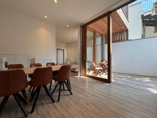 IN OPTIE! <br /><br />Gelegen in het centrum van Zottegem bevindt zich dit volledig vernieuwde gelijkvloerse appartement, waar modern wooncomfort en een uitstekende ligging hand in hand gaan. Winkels, horeca, openbaar vervoer en het station bevinden zich op wandelafstand, waardoor u geniet van alle dagelijkse voorzieningen binnen handbereik.<br /><br />Via de inkomhal komt u terecht in de lichtrijke leefruimte, die dankzij de open indeling naadloos overgaat in de volledig uitgeruste keuken. De leefruimte biedt rechtstreeks toegang tot het aangename terras, waar u in alle rust kan genieten van een gezellig buitenmoment. Het appartement omvat verder een ruime slaapkamer met aansluitend een praktische dressing, een moderne badkamer en een afzonderlijk gastentoilet. Daarnaast is er ook een handige berging aanwezig, wat zorgt voor extra opbergruimte. De indeling van het appartement bestaat uit een leefruimte met open keuken, één slaapkamer, een dressing, badkamer, apart toilet, berging en een terras.<br /><br />De gemeenschappelijke kosten bedragen slechts 20,00 EUR/maand. Het appartement is beschikbaar vanaf 01/10/2026.<br /><br />Heeft u interesse in dit instapklare appartement op een topligging in het centrum van Zottegem? Dien dan eenvoudig uw bezoekaanvraag in via de website van Immo Francois. Wij nemen graag contact met u op om een bezoekmoment in te plannen.<br /><br />