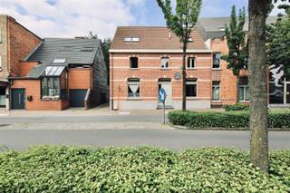 Dit appartement is gelegen op het gelijkvloers in het gehucht Temse-Velle. U beschikt over een mooi terras met tuin en een achterliggende garage.De indeling van het appartement is als volgt: U betreedt het appartement via de inkomhal met apart toilet en vestiairemogelijkheden. Verder is er een ingerichte keuken en aansluitend is er de living en eetkamer met veel lichtinval. Aan de achterzijde van het appartement bevinden zich drie slaapkamers en een ingerichte badkamer.De achterliggende garage bevindt zicht achter de tuin, bereikbaar via de tuin of via de zijgevel van het gebouw.Nog enkele troeven van dit appartement: Centrale verwarming op aardgas, garagebox aan € 45,00/maand, geen algemene kosten en het appartement is vrij vanaf heden.Interesse? Aarzel zeker niet om ons vrijblijvend te contacteren.