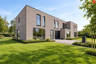 Deze ENERGIEZUINIGE WONING MET BIJGEBOUW is gelegen in Hulste (Harelbeke) met name in de Brugsestraat 164B op een perceel grond 547 m² met een bewoonbare oppervlakte van maar liefst 185 m². U beschikt tevens over een BIJGEBOUW van 24 m² die U nog naar believen kan inrichten als 2de garage of PRAKTIJKRUIMTE! <br /><br />PLUSPUNTEN:<br />* AFWERKING NAAR KEUZE INCLUSIEF <br />* ENERGIEZUINIG<br />* ZONNEPANELEN 8 STUKS<br />* VENTILATIE TYPE D<br />* REGENWATER 10.000 liter<br />* VLOERVERWARMING VIA WARMTEPOMP<br />* BIJGEBOUW (24 m²)<br />* 6 % BTW MOGELIJK (*)<br /><br />INTERIEUR:<br />U komt binnen via de inkomhal met apart gastentoilet. Vervolgens komt u in de aangename, lichtrijke leefruimte (35 m²) met een gezellige zit- en eethoek. Aansluitend bevindt zich de ruimte op een open keuken te installeren. Daarnaast is er een praktische berging (3,5 m²) en een inpandige garage (21 m²) met een handige achterdeur naar de tuin. Op de bovenverdieping bevinden zich drie ruime slaapkamers (16 m² | 14,5 m² | 13 m²), een stijlvolle badkamer met inloopdouche, ligbad en lavabomeubel, een apart toilet en een praktische wasplaats (5,5 m²).<br /><br />EXTERIER:<br />De woning beschikt over een aan te leggen tuin van 320 m², georiënteerd op het noordoosten. Op het perceel is er private parkeergelegenheid en een extra bijgebouw (24 m²) dat flexibel kan worden ingericht, bijvoorbeeld als garage, werkruimte of hobbyruimte.<br /><br />(*) 6% btw onder voorbehoud van de wettelijke voorwaarden.