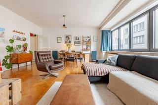 Dit ruim, lichtrijk en in de Leiestraat gelegen appartement (123 m²) vraagt zeker jullie aandacht. Indeling : Een grote inkomhal met gastentoilet (+ handwasser), een grote living met vast parket (30 m²), een ingerichte keuken, een badkamer (dubbele lavabo en bad/douche), 3 slaapkamers (6, 12 en 13 m²) en een kelder. Het appartement werd voorzien van nieuwe geluidswerende en isolerende aluminium ramen. Het appartement is gelegen op 50 m. van de Grote Markt, Carrefour, een beenhouwerij, een bakkerij en een bushalte. 