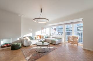 Res. Castel Rose<br /><br />Prachtig gerenoveerd appartement met 2 slaapkamers op de Lippenslaan nabij de Zeedijk te Knokke.<br />De locatie is zeer geschikt voor een tweede verblijf, of om te verhuren op vakantiebasis. <br /><br />Indeling: Inkom met ingemaakte kasten, lichtrijke en gezellige woonkamer met moderne open keuken en eetplaats die ook terug voorzien is van ingemaakte kasten, apart toilet, prachtige badkamer met inloopdouche en lavabo, een eerste ruime slaapkamer en een tweede slaapkamer waar plaats is voor 2 stapelbedden.<br />Beide kamers geven uit op het zonnige terras achteraan. Privatieve kelder op -1.<br />Alle buitenschrijnwerk voor en achterkant zijn reeds vernieuwd en recent zijn er zonnepanelen geplaatst die voor een grote elektriciteitsbesparing zorgt in de gemeenschappelijke delen.<br /><br />Ref: A1005CCC<br /> 