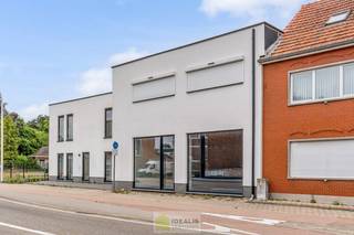 <strong>IDEALIS VASTGOED - HANDELSRUIMTE MET TAL VAN MOGELIJKHEDEN OP EEN TOPLOCATIE NABIJ HET CENTRUM VAN HEPPEN (LEOPOLDSBURG)! Dit handelspand van +- 90m² is gelegen langs de Diestersteenweg waardoor het een toplocatie is om handel te drijven met parkeergelegenheid achter het pand. Gemakkelijk te bereiken te voet, per auto én openbaar vervoer en gelegen op een absolute zichtlocatie langs een drukke doorgansweg en nog volledig naar eigen smaak af te werken en in te richten!<br /><br />LIGGING: </strong><br />Deze handelsruimte is gelegen vlakbij de dorpskern van Heppen en verder centraal t.o.v. woonkernen zoals Leopoldsburg, Beringen en Ham. Tevens biedt deze handelsruimte door de centrale ligging een vlotte verbinding naar autosnelweg E314. Deze handelsruimte is gelegen langs de doorgangsweg de Diestersteenweg waardoor er een enorme visibiliteit is.<br /><br /><strong>INDELING: </strong><br /><strong>Handelsruimte: </strong><br />– Handelsruimte – technische ruimte – toilet – opbergruimte –<br /><br /><strong>Parking:</strong><br />- Er is private parkeergelegenheid voorzien aan de achterzijde van de handelsruimte -<br /><br /><strong>BIJZONDERHEDEN:</strong><br />- Toplocatie Heppen, Leopoldsburg<br />- Gegeerde locatie voor het starten van eigen zaak/kantoor, op een prominente plaats nabij het centrum van Heppen, Leopoldsburg!<br />- Nog volledig naar eigen smaak af te werken/in te richten<br />- Scherpe prijsstelling voor een goed gelegen handelsruimte!!<br /><br /><strong>Stedenbouwkundige Inlichtingen:</strong><br />Bouwvergunning – Woongebied – Geen dagvaarding – Geen voorkooprecht – Geen verkavelingsvergunning<br /><br /><strong>E-peil: </strong>EPC 271 kWh/m²jaar <strong> <br />Certificaatnummer: </strong>71034-G-OMV_2018061677/EP01346/A001/D01/SD003<br /><br /><strong>O-peil: </strong>niet overstromingsgevoelig<br />P-Score: D<br />G-Score: D<br /><br /><strong>Benieuwd naar deze handelsruimte?<br />Wenst U advies omtrent uw eigen woning? Graag plannen wij vrijblijvend met U een afspraak in om onze expertise met U te delen, steeds tot Uw dienst!!<br />Neem contact op met IDEALIS VASTGOED op 011/515 565 of mail naar info@idealisvastgoed.be!</strong><br />