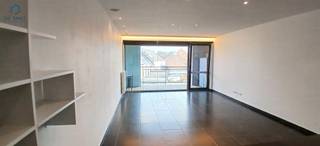 <h2><span>PRACHTIG 1-SLAAPKAMERAPPARTEMENT MET TERRAS &amp; STAANPLAATS</span></h2><p><span>Bent u op zoek naar een </span><span>stijlvol, lichtrijk en luxueus afgewerkt appartement</span><span> op een uitstekende locatie? Dan is dit prachtige appartement in </span><span>Denderleeuw</span><span> zeker een bezoek waard!</span></p><p><span>Het appartement is met veel aandacht voor comfort en kwaliteit afgewerkt en beschikt over een aangename leefruimte, een terras en een </span><span>privatieve staanplaats</span><span>.</span></p><h3><span>Indeling</span></h3><p><span>U betreedt het appartement via de inkomhal, die toegang biedt tot de verschillende leefruimtes.</span></p><ul><li><span>Ruime en lichtrijke leefruimte</span><span> met een aangename open indeling</span></li><li><span>Volledig ingerichte open keuken</span></li><li><span>Gastentoilet</span></li><li><span>Praktische berging</span></li><li><span>Ruime slaapkamer</span><span> met een handige </span><span>inloopdressing</span></li><li><span>Terras</span><span>, ideaal om heerlijk te ontspannen</span></li><li><span>Staanplaats inbegrepen</span></li></ul><h3><span>Extra troeven</span></h3><ul><li><span>Luxueuze en verzorgde afwerking</span></li><li><span>Veel natuurlijke lichtinval</span></li><li><span>Terras</span></li><li><span>Inloopdressing</span></li><li><span>Staanplaats inbegrepen</span></li><li><span>Gelegen op een </span><span>toplocatie in Denderleeuw</span></li></ul><p><span>Vaste kosten: 100 per maand.</span></p><p><span>Interesse in dit mooie appartement? </span><span>Reageer via de advertentie.</span><span> Wij nemen vervolgens zelf telefonisch contact met u op om een afspraak voor een bezoek in te plannen.</span></p>