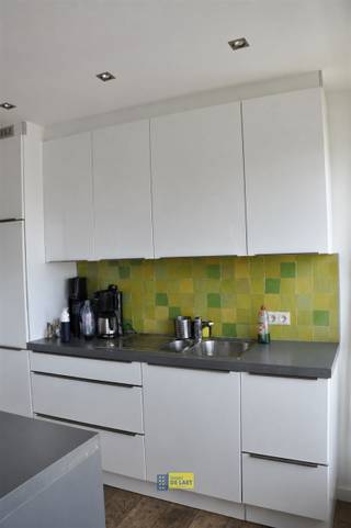 <p><span>Ruim appartement met 2 slaapkamers en west terras in de Borgerhoutse tuinstraat!</span></p><p><span>LIGGING: </span></p><p><span>Dit appartementsgebouw met lift, is gelegen in de Bloemstraat, de eerste net heraangelegde tuinstraat met speelveld en stadsvelo's. </span></p><p><span>Je bent op wandel- en fietsafstand van het Centraal Station, Zurenborg en het stadscentrum liggen een zucht verder.</span></p><p><span>Openbaar vervoer op enkele honderden meter, met de auto in een wip op singel en ring.</span></p><p><span>INDELING:</span></p><p><span>We komen dit appartement binnen in de inkomhal om vervolgens in een ruime leefruimte te komen met houten vloer. De grote raampartij geeft je enorm veel licht en zicht.</span></p><p><span>Een open en geïnstalleerde keuken met toestellen verruimt deze leefruimte nog extra. Achteraan het appartement zijn er twee ruime slaapkamers, beide voorzien van elektrische rolluiken. Ook staan beide slaapkamers in verbinding met het west georiënteerde terras van 6m². Van een weids vergezicht gesproken! In de nachthal is er vervolgens een betegelde badkamer met dubbele lavabo en ligbad. Het toilet is apart. Tenslotte is er nog een aparte wasplaats met privatieve ketel én een extra, ruime, berging met ingebouwde kasten.</span></p><p><span>Privatief keldertje.</span></p><p><span>KWALITEITEN:</span></p><p><span>> prima ligging</span></p><p><span>> ruim dakappartement, west terras met prachtig zicht</span></p><p><span> </span></p>