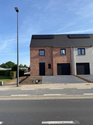 Hectaar bouwt twee halfopen woningen in Wingene. Deze zijn uitgerust met een lucht-water warmtepomp, wat resulteert in een aanzienlijk lagere energierekening en een duurzame woonomgeving. <br />De woningen worden gebouwd op een perceel van 6a13ca (lot 01) en 5a44ca (lot 02) en bieden een bewoonbare oppervlakte van 154,36m². Dankzij de doordachte indeling, grote ruimtes en lichtrijke leefomgeving geniet u hier van maximaal wooncomfort. <br /><br /><strong>Extra troeven van de woningen:</strong>
<ul>
	<li>Op een steenworp van het centrum</li>
	<li>Vloerverwarming in combinatie met lucht-water warmtepomp</li>
	<li>3 volwaardige slaapkamers</li>
	<li>Inpandige garage voorzien met een elektrische garagepoort</li>
	<li>Ruime percelen voorzien van omheining en een volledig aangelegde tuin (oprit, terras, grasmatten)</li>
</ul>
Graag meer informatie?<br />Neem contact met ons op voor meer informatie of plan een afspraak in voor een bezichtiging. 