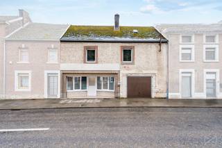 We Invest Huy stelt deze halfopen bebouwing voor, gelegen op 2 minuten van het centrum van Amay. Indeling: Gelijkvloers: woonkamer van 27 m²,...