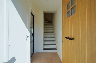 Deze prachtig gerenoveerde woning biedt alles wat je zoekt in een moderne en comfortabele thuis. Bij binnenkomst word je verwelkomd in een ruime...