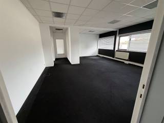 Kantoorruimte van 137 m² met twee parkeerplaatsenOp de eerste verdieping van een strategisch gelegen bedrijfsgebouw aan de Bredastraat 112 bevindt zich deze kantoorruimte van circa 137 m², inclusief twee buitenparkeerplaatsen.Het pand ligt in de wijk Dam, op een boogscheut van Park Spoor Noord en de volop ontwikkelende Slachthuissite. Dankzij de nabijheid van belangrijke invalswegen is de locatie bijzonder goed bereikbaar. De op- en afrit Merksem ligt op minder dan 1,5 kilometer en biedt een directe aansluiting op de E19 Antwerpen–Breda en de Antwerpse Ring.De kantoorruimte is ingedeeld in verschillende afzonderlijke ruimtes, die flexibel kunnen worden ingericht als werkplekken, vergaderruimtes of individuele kantoren. Daarnaast beschikt de verdieping over een kitchenette en twee toiletten.De twee bijbehorende parkeerplaatsen vormen een belangrijke extra troef voor medewerkers of bezoekers.