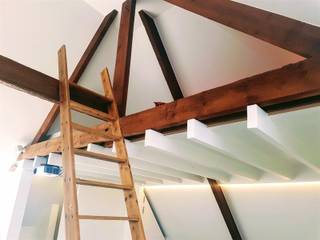 Recente LOFT studio/appartement gelegen op 2de verdieping in een rustige doch zeer centrale residentiële omgeving. Bestaande uit volledig geïnstalleerde keuken, zithoek, projector, dressing, toilet, mezzanine met slaaphoek, instapdouche, lavabo met meubel, prachtig terras, en fietsenstalling. De studio werd volledig ingericht alsook voorzien van meubels, bestek, borden, enz.... Prijs inclusief verbruik van water, gas en elektriciteit... (650 euro + 125 euro/maand = 775 euro per maand) Ideaal voor student, expat, buitenlandse werknemer, grote bedrijven, enz.... Beschikbaar voor 1 jaar van 15/09/2026 tot 30/09/2027.