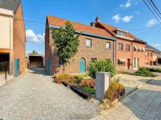 GOED ONDERHOUDEN halfopen bebouwing in een RUSTIGE straat vlak bij het CENTRUM van Oudenaarde. De woning biedt een VERRASSEND RUIME indeling met...