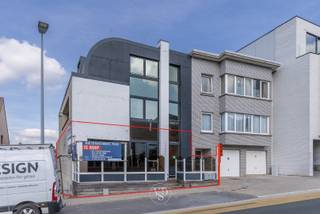 Dit commercieel pand, ingericht als voormalige horecazaak, beschikt over een ruime gelijkvloerse verdieping van meer dan 130 m² en een aangenaam terras.<br /><br />De praktische kelderverdieping biedt tal van mogelijkheden en omvat onder meer sanitair, bergruimtes, een keuken en een ruime multifunctionele zaal van meer dan 65 m² met terras. Via dit terras is er bovendien toegang tot de drie garages, die afzonderlijk kunnen worden aangekocht. De garages zijn eveneens bereikbaar via het pad links van het gebouw.<br /><br />De residentie omvat daarnaast twee appartementen, één op de eerste en één op de tweede verdieping. Ook deze kunnen desgewenst worden aangekocht, waardoor het geheel bijzonder interessant is voor investeerders die op zoek zijn naar een veelzijdig vastgoed met verschillende gebruiks- en verhuurmogelijkheden.<br /><br />Het pand is vrij bij akte.