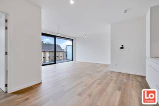 Laatste appartementen aan 6% BTW beschikbaar!!<br /><br />Ideale investering! Een nieuw appartement met een mooi rendement! Verwachte huurprijs +/- 890 euro/maand<br /><br />Stijlvol wonen in het vernieuwde centrum van ZEVENEKEN kan in residentie DOURO!<br /><br />Dit één slaapkamer dakappartement bevindt zich op de tweede verdieping van de nieuwbouwresidentie en heeft een oppervlakte van 60m² met een mooi terras van +/- 5 m².<br />Het appartement omvat: Een lichtrijke woonkamer met prachtig terras en volledig geïnstalleerde open keuken met aansluitende berging, een ruime slaapkamer (12,3m²), een badkamer met inloopdouche, inbouwtoilet en badkamermeubel. Alle nieuwste technieken zijn aanwezig, zoals vloerverwarming, warmtepomp en ventilatiesysteem D<br /><br />Er zijn nog slechts enkele top appartementen beschikbaar!!
