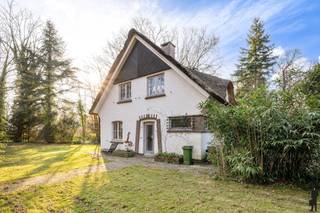 <strong>Instapklare vrijstaande woning zeer centraal gelegen. </strong><br />Deze charmante woning is gelegen op wandelafstand van Heide, dichtbij openbaar vervoer, winkels en scholen!<br /><br />De woning omvat:<br />1. Een <strong>gelijkvloerse verdieping</strong> met o.a. woonkamer, eet gedeelte, open keuken en wasplaats. <br />2. Een <strong>eerste verdieping</strong> met 3 slaapkamers en een badkamer. <br /><br />Voorzieningen op de <strong>gelijkvloerse verdieping</strong>:<br />Deze<strong><span> </span>charmante woning</strong> is op het gelijkvloers voorzien van:<br />- Een inkomhal met gastentoilet voorzien van handenwasser en plaats voor vestiaire.<br />- Een L-vormige woonkamer met <strong>zithoek en eethoek. </strong><br />- <strong>Hedendaagse keuken</strong> voorzien van alle toestellen.<br />- Handige berging/wasplaats<br /><br />Voorzieningen op de <strong>eerste verdieping:</strong><br />De eerste verdieping van deze woning bestaat uit 3 slaapkamers, 2 ruime en een kleinere en een badkamer voorzien van<strong> ligbad/douche, wastafel </strong>en<strong> toilet.<br /><br />Aangename en onderhoudsvriendelijke tuin </strong>met<strong> terras </strong>en<strong> losstaand garagegebouw met automatische poort!<br /><span><br />Gunstige ligging</span></strong> in de nabijheid van<strong><span> diverse natuurgebieden t</span></strong>ussen de centra van<strong><span> Heide </span></strong>en<strong><span> Kapellen. </span></strong>Maar ook centraal in de nabijheid van<strong><span> openbaar vervoer </span></strong>en<strong><span> station. Een prachtige en groene omgeving!</span><br /><br /><br /></strong>