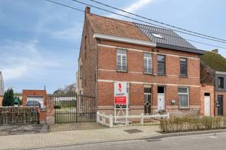 Ben je op zoek naar een renovatieproject of een interessante investeringsopportuniteit met veel potentieel? Dan is deze woning zeker het ontdekken waard! Deze halfopen bebouwing, gelegen in de Dorpstraat 18 te Serskamp, bevindt zich op een uitstekende ligging in het dorpscentrum en biedt tal van mogelijkheden voor wie zijn eigen woonideeën wil realiseren of een pand zoekt met meerwaarde.<br /><br />De woning beschikt over een stevige basis en kan worden omgevormd tot een ruime, comfortabele en gezellige gezinswoning. In het verleden bevonden zich in de achterbouw zowel een keuken als een badkamer. Deze ruimtes zijn momenteel niet meer aanwezig ten gevolge van brandschade, wat de toekomstige eigenaar de kans biedt om deze functies volledig opnieuw en volgens eigen wensen te integreren.<br /><br />Indeling gelijkvloers:<br />Woonkamer<br />Eetkamer<br /><br />Indeling eerste verdieping:<br />Nachthal<br />Drie volwaardige slaapkamers<br /><br />Extra mogelijkheden:<br />Praktische zolderverdieping met voldoende ruimte om extra slaapkamers, een bureau of hobbyruimte te creëren<br />(vaste trap dient nog geplaatst te worden, ruimte is reeds aanwezig)<br /><br />Troeven:<br />Halfopen bebouwing, wat zorgt voor extra licht en een aangenaam ruimtegevoel<br />Oprit<br />Zeer goede ligging in het dorp van Serskamp<br />Vlotte verbinding naar winkels, scholen, openbaar vervoer en andere dagelijkse voorzieningen<br /><br />Bent u op zoek naar een woning met veel potentieel op een goede locatie in Serskamp? Plan vandaag nog uw bezoek!<br />Inschrijven of meer informatie:<br />Via de link: https://albert.immo/listing/7329034 of rechtstreeks bij Robbe: robbe.van.der.cammen@albert.immo | 0498 26 28 49
