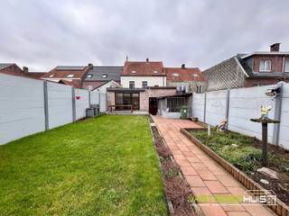 In de dorpskern van Meerbeke vindt u deze ruime gezinswoning met een inpandige garage, drie grote slaapkamers en een zuidgerichte tuin op 3a40ca. Op het gelijkvloers bevindt zich een zeer ruime leefruimte (45m²) met aansluitend een ingerichte keuken en een veranda die uitkijkt op de aangelegde, zonnige tuin met bijgebouwen voor tuinberging. Daarnaast beschikt de woning op het gelijkvloers nog over een aparte werkruimte/atelier, een grote berging met wasplaats en een inpandige garage. De 1<sup>ste</sup> verdieping omvat een nachthal met 3 grote slaapkamers (18-12-23m²) waarvan 1 kamer met dressing. Verder is er een ingerichte badkamer voorzien van zowel een ligbad als een douche. De zolderverdieping biedt bovendien nog heel wat potentieel en kan verder worden ingericht als extra slaapkamers, hobbyruimte of speelkamer. De woning heeft een bebouwde oppervlakte van maar liefst 356 m² en is uitgerust met centrale verwarming op aardgas en dubbele beglazing (gunstig EPC). De ruime leefruimte en praktische indeling maken dit de ideale gezinswoning. Bent u op zoek naar een ruime woning met veel mogelijkheden in Meerbeke? Neem gerust contact op voor meer informatie of een bezoek 054/69.68.67.