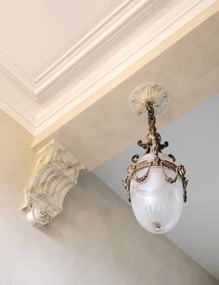 Deze alleenstaande woning werd volledig gerenoveerd en is onmiddellijk instapklaar!Bij het binnenkomen wordt je verwelkomd in een imposante inkomhal...