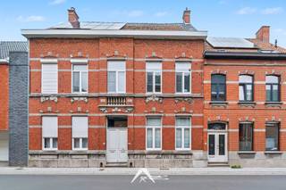 <p>Op zoek naar een woning met charme én hedendaags comfort? Dit karaktervol burgerhuis in Kuurne werd grondig gerenoveerd en biedt verrassend veel ruimte, licht en wooncomfort.</p>
<p>Gelegen op een centrale ligging én op wandelafstand van het jaagpad en de Leie, geniet u hier van een unieke combinatie van bereikbaarheid en rust.</p>
<p>Deze woning werd tussen 2012 en 2018 volledig vernieuwd met respect voor haar authentieke elementen.</p>
<p>U betreedt de woning via de dubbele inkomhal. De lichtrijke leefruimte met eetplaats en gezellige zithoek sluit naadloos aan op de ingerichte keuken, met zicht op de open tuin.</p>
<p>Op de eerste verdieping bevinden zich drie volwaardige slaapkamers, wasplaats/berging en een moderne badkamer.<br /><br />De tweede verdieping vormt een absolute troef: een prachtig afgewerkte masterbedroom met ingemaakte kasten, bureau en een stijlvolle mezzanine – een unieke en warme plek om tot rust te komen.</p>
<p>Verder beschikt de woning over een kelder, eigen garage en een aangename, diepe tuin waar het heerlijk vertoeven is.</p>
<p><strong>Troeven:</strong></p>
<p>✅ Karaktervolle woning met authentieke elementen<br />✅ Volledig gerenoveerd (2012–2018)<br />✅ Prachtige masterbedroom met maatkasten, bureau &amp; mezzanine<br />✅ 4 slaapkamers + bureau<br />✅ Diepe, zonnige tuin<br />✅ Garage en kelder aanwezig<br />✅ Op wandelafstand van de Leie &amp; het jaagpad<br />✅ Centrale ligging in Kuurne<br />✅ Gunstig EPC: 260 kWh/m²</p>
<p>Laat u verrassen door de ruimte, de afwerking en de unieke ligging van deze woning.</p>
<p>Interesse? Contacteer ons voor meer informatie over de bezoekmomenten!<br /><br /><em>- De weergegeven prijs is een instelprijs -</em></p>