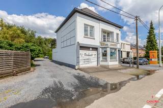 Het perceel, met momenteel nog een gebouw op, is gelegen aan de Brugsevaart te Mariakerke en heeft een uitstekende verbinding dankzij de N9 en...