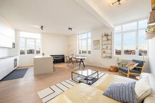 <br /><span>In het hartje van Klein-Antwerpen vinden we dit instapklare en smaakvol gerenoveerde appartement van 116m².<br /><br /><strong>Ligging:</strong><br />Het appartement is gelegen op een bijzonder gegeerde locatie tussen het Groen Kwartier, Zurenborg en het stadscentrum. Een buurt die bruist van het leven met uitstekende bereikbaarheid, een gezellige wekelijkse markt, een rijk aanbod aan scholen, faciliteiten en winkels. Van originele pop-ups en exotische kruideniers tot high-end delicatessenzaken en sterrenrestaurants. Alles bevindt zich op wandelafstand.<br /><br /><strong>Indeling:</strong><br />Dit stijlvolle ruime appartement op de zevende verdieping werd volledig gerenoveerd in 2020. Bij het binnenkomen van het appartement betreed je een ruime inkomhal, die toegang biedt tot de grote en lichtrijke leefruimte en sluit aan op de stijlvolle volledig geïnstalleerde keuken, die voorzien is van veel inbouwkasten.<br /><br />Via de nachthal heb je toegang tot twee ruime slaapkamers van respectievelijk 12m² en 10m² en moderne badkamer met een wasruimte. De badkamer is voorzien van een inloopdouche, ligbad en wastafel.<br /><br />Ten slotte is er nog een ondergrondse privatieve kelderberging en een zolderberging (+/-6m²) aanwezig.<br /><br />Aan de overkant is er nog een overdekte parkeerplaats die optioneel (maar bij voorkeur) mee kan aangekocht worden voor 30.000 EUR.<br /><br /><br /><strong>Troeven:</strong></span>
<ul>
	<li><span><span>Energiezuinig (267 kWh/m²jaar)</span></span></li>
	<li>Prachtig uitzicht</li>
	<li><span><span>Licht en modern</span></span></li>
	<li><span><span>Fietsenstalling aanwezig </span></span></li>
	<li><span><span>Dak is conform</span></span></li>
	<li><span><span>Asbestveilig</span></span></li>
	<li><span><span>Twee bergingen</span></span></li>
	<li><span><span>Lift </span></span></li>
</ul>
<br /><span>Benieuwd naar meer? Neem contact op voor een bezichtiging via 03 225 00 68 of mail naar info@wellimmo.net</span><br /> 