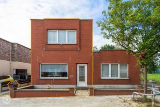Deze halfopen te renoveren bebouwing is gelegen in een toffe, rustige en doodlopende straat in Beerzel. De woning bevindt zich op een perceel van 227 m² in een aangename woonomgeving en is niet-overstromingsgevoelig. Dankzij de rustige ligging geniet u hier van een fijne woonomgeving met toch een goede bereikbaarheid.<br /><br />De woning, gebouwd in 1962, beschikt over een bewoonbare oppervlakte van ca. 120 m². Op het gelijkvloers vinden we een inkomhal, woonkamer, keuken, badkamer, apart toilet en praktische berging. Boven zijn er twee slaapkamers. Achteraan bevindt zich een leuke tuin met zuidwestelijke oriëntatie, ideaal om volop van de buitenruimte en de namiddag- en avondzon te genieten. De woning biedt een mooie basis voor wie op zoek is naar een renovatieproject met potentieel.<br /><br />Een interessante te renoveren halfopen bebouwing op een aangenaam perceel, met een fijne tuin en mogelijkheden om de woning volledig naar eigen smaak te renoveren en in te richten.<br />EPC : 961 label F - Renovatieverplichting van toepassing.<br />Wenst u meer informatie of een plaats bezoek, contacteer Bob Quirynen 0476/09 84 85<br />of neem een kijkje op onze website : www.Boonstravastgoed.be