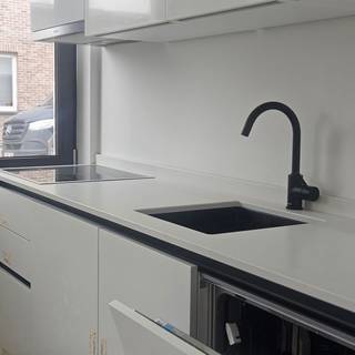 <p>Recent vernieuwd appartement van 63 m² met twee slaapkamers, ideaal gelegen in het hart van Edegem.<br /><br /></p>
<p>Welkom in dit volledig gerenoveerde (2024) appartementsgebouw met zes wooneenheden, centraal gelegen in Edegem. Het gelijkvloerse appartement verwelkomt u via een aangename en lichtrijke leefruimte die naadloos overgaat in een moderne, open keuken. Deze is uitgerust met een stijlvol composieten werkblad en kwalitatieve Siemens-toestellen.</p>
<p>Het slaapgedeelte omvat een ruime hoofdslaapkamer met toegang tot het terras (2 m²) en een tweede kamer die perfect dienst kan doen als logeerkamer of bureau. De badkamer is hedendaags afgewerkt met een inloopdouche, lavabo-meubel en toilet. Daarnaast beschikt het appartement over een praktische technische berging.</p>
<p>Tot slot is er een droge kelderberging inbegrepen.</p>
<p><strong>Troeven:</strong></p>
<ul>
<li>
<p>Energiezuinige HR condenserende ketel</p>
</li>
<li>
<p>Gunstige EPC-score (nieuw attest in opmaak)</p>
</li>
<li>
<p>lage gemeenschappelijke kosten</p>
</li>
<li>
<p>Dubbele beglazing in thermisch aluminium schrijnwerk</p>
</li>
</ul>
<p>Stedenbouwkundige inlichtingen: Vg, Wg, Gmo, Gvkr, Vv<br />EPC: 463 kWh/m²/jaar</p>